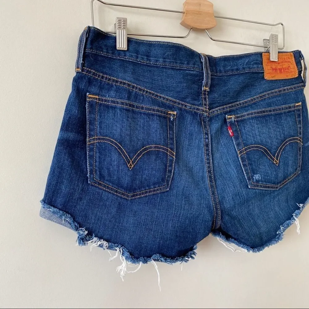 LEVI’S 501 Raw Hem Medium Wash Button Fly Short - Picture 6 of 11